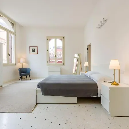 San Felice Elegant شقة